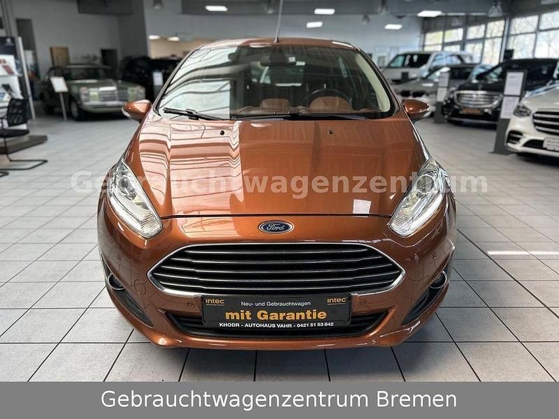Gebraucht Ford Fiesta Titanium 125 PS (91 kW) 2014 Braun Kleinwagen
