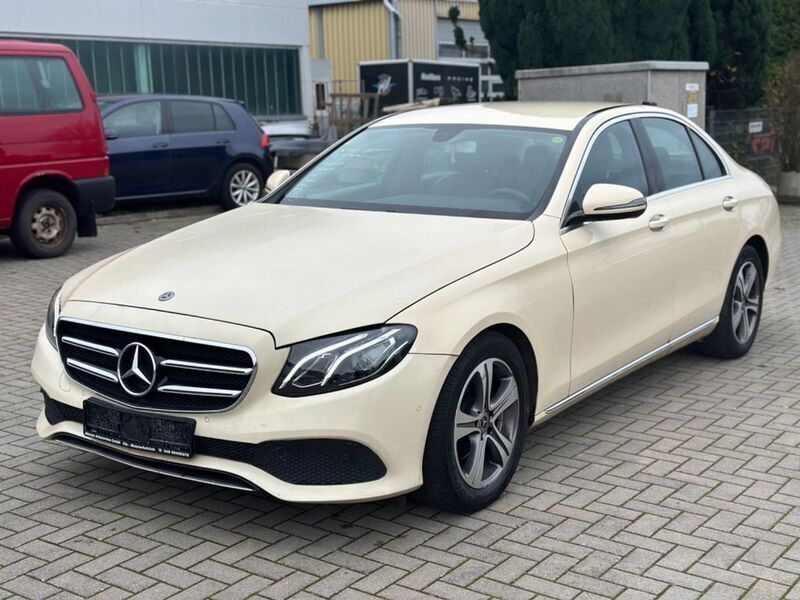 Beige Gebraucht 2019 Mercedes E200 Avantgarde Limousine | 11.400 € - Bild 1/4