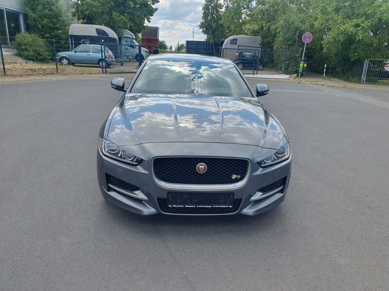 Grau Gebraucht 2016 Jaguar XE R-Sport Limousine | 13.650 € (Guter Preis) - Bild 1/4