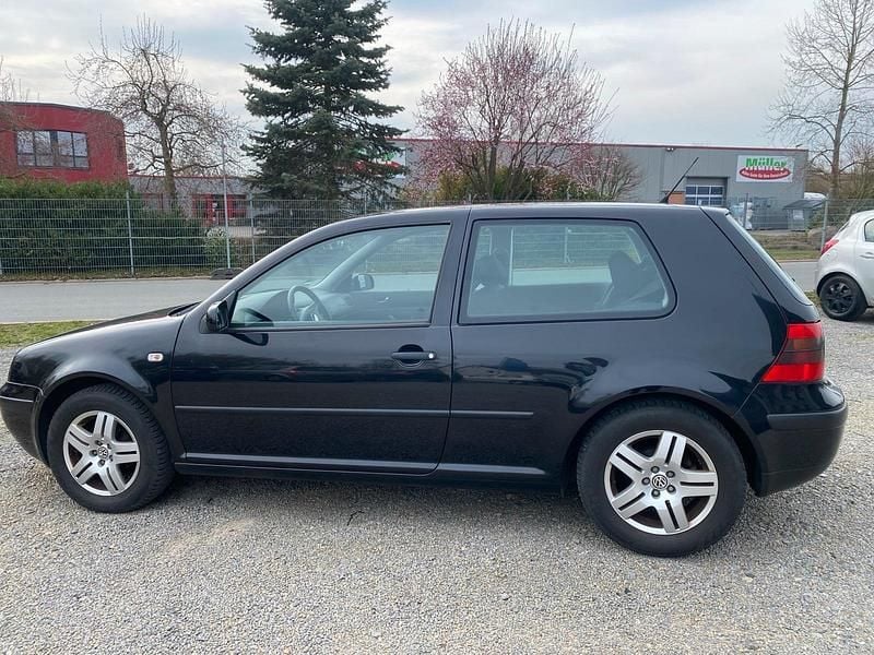Gebraucht VW Golf IV 105 PS (77 kW) 2002 Schwarz Kleinwagen