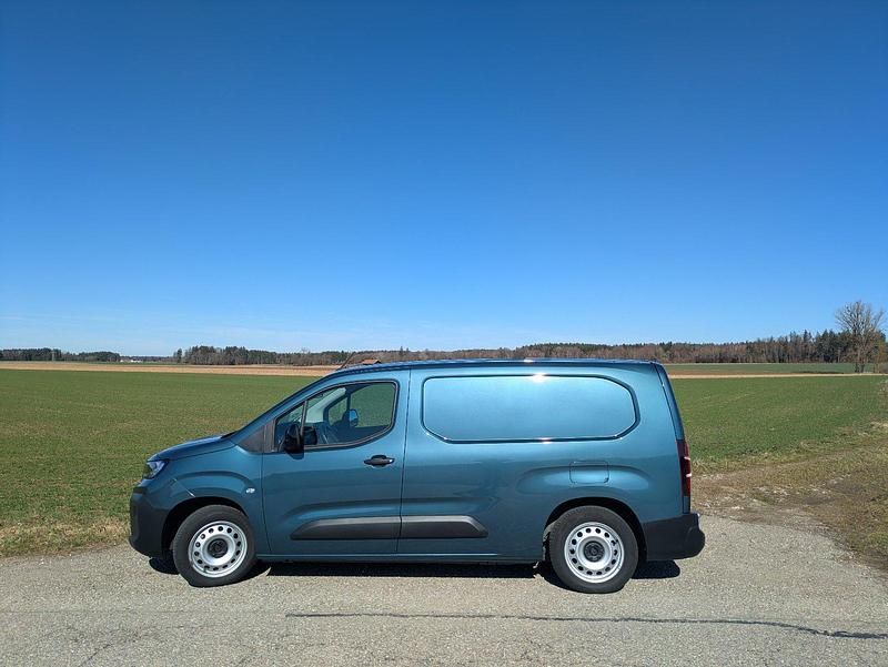 Gebraucht Peugeot Partner 131 PS (96 kW) 2025 Blau Van / Kleinbus