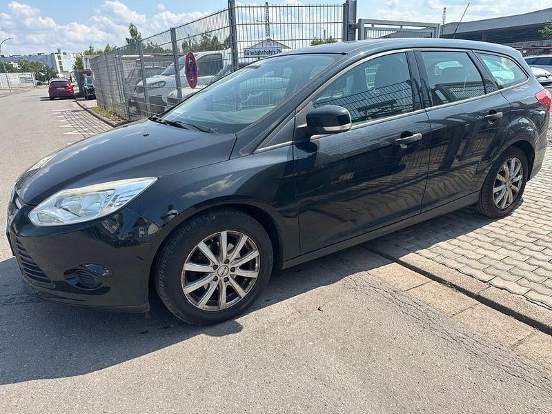Schwarz Gebraucht 2014 Ford Focus Ambiente Limousine | 2.900 € (Superpreis) - Bild 1/4