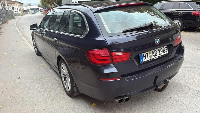 Blau Gebraucht 2011 BMW 530 Kombi | 6.499 € - Bild 1/4