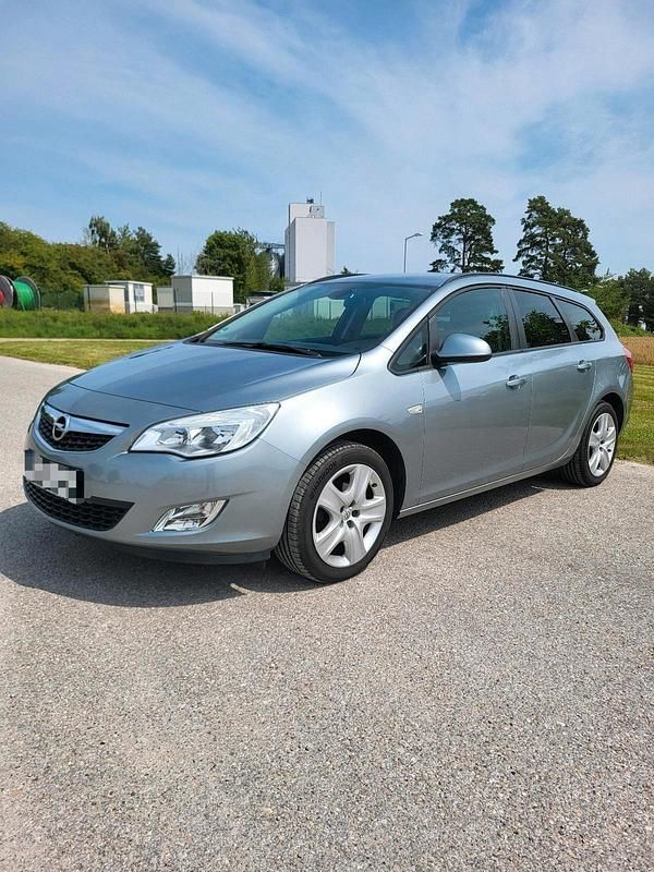 Grau Gebraucht 2011 Opel Astra Kombi | 4.999 € (Fairer Preis) - Bild 1/4