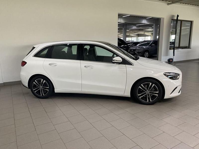 Gebraucht Mercedes B200 Progressive 163 PS (119 kW) 2025 Unilack polarweiß Van / Kleinbus