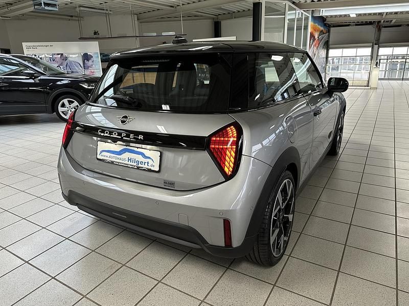 Gebraucht Mini Cooper Favoured 156 PS (114 kW) 2024 Silber metallic Kleinwagen