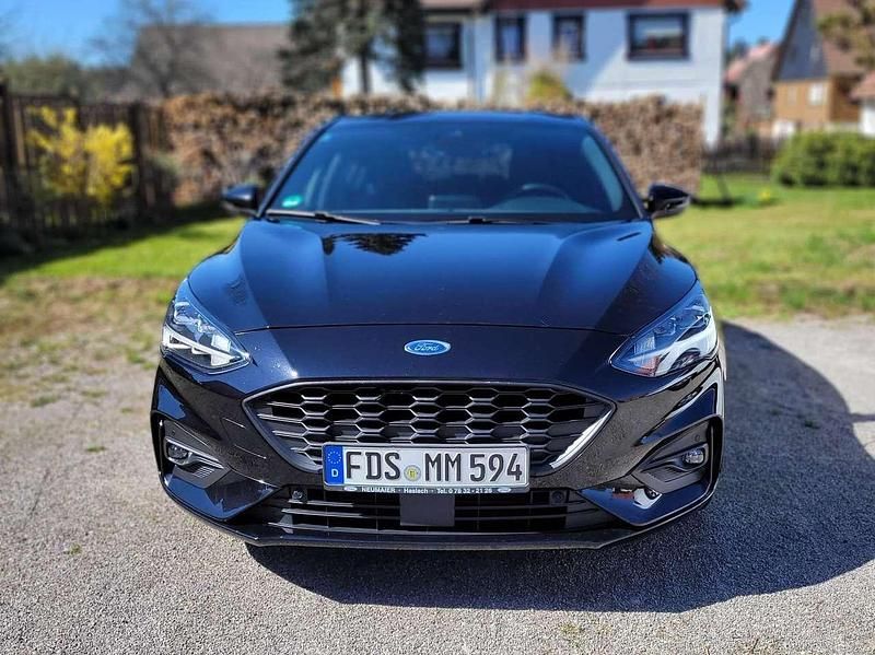 Schwarz Gebraucht 2020 Ford Focus ST-Line Limousine | 16.390 € (Fairer Preis) - Bild 1/4