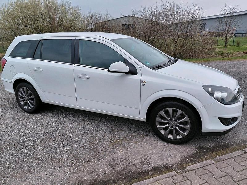 Gebraucht Opel Astra Edition 116 PS (85 kW) 2010 Weiß Kombi