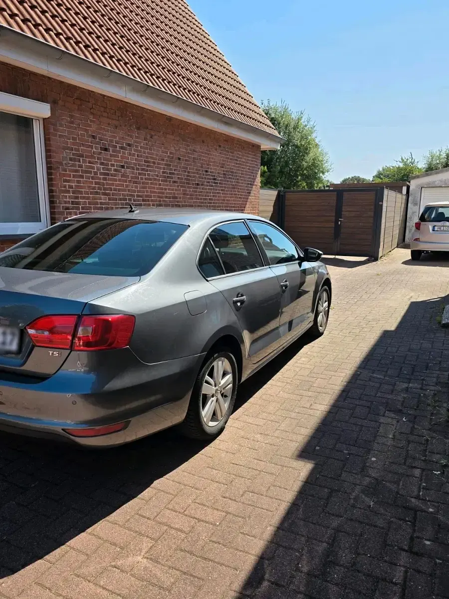 Gebraucht VW Jetta Match 122 PS (89 kW) 2012 Grau Limousine
