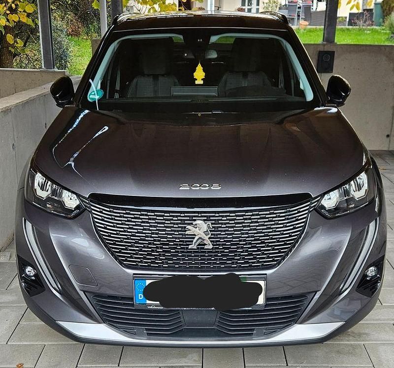 Grau Gebraucht 2022 Peugeot 2008 Allure SUV | 19.300 € (Etwas zu teuer) - Bild 1/4