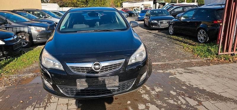 Gebraucht Opel Astra Edition 101 PS (74 kW) 2011 Schwarz Limousine