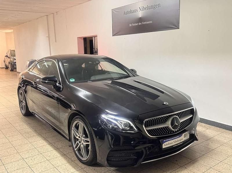 Obsidianschwarz metalliclack Gebraucht 2017 Mercedes E200 AMG line Coupé | 32.999 € (Teuer) - Bild 1/4