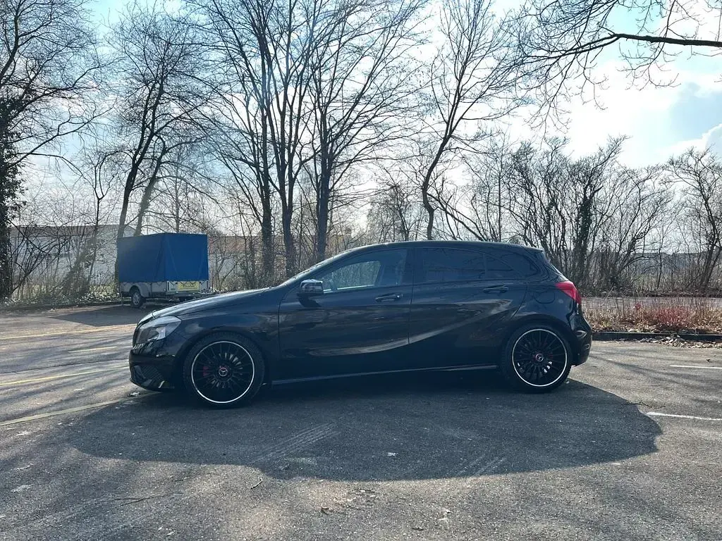 Gebraucht Mercedes A180 Night 122 PS (89 kW) 2013 Schwarz Kleinwagen