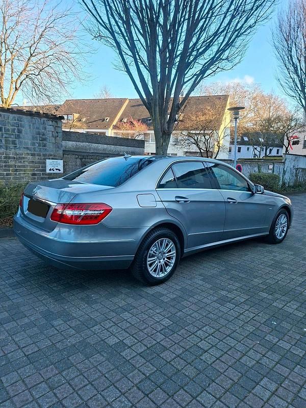 Gebraucht Mercedes E250 204 PS (150 kW) 2009 Grau Limousine