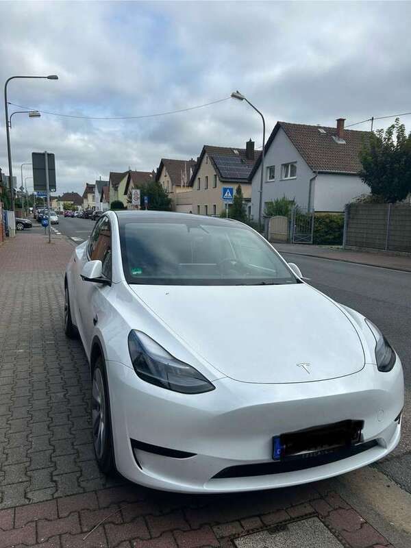 Gebraucht 2023 Tesla Model Y SUV | 40.000 € (Teuer) - Bild 1/4