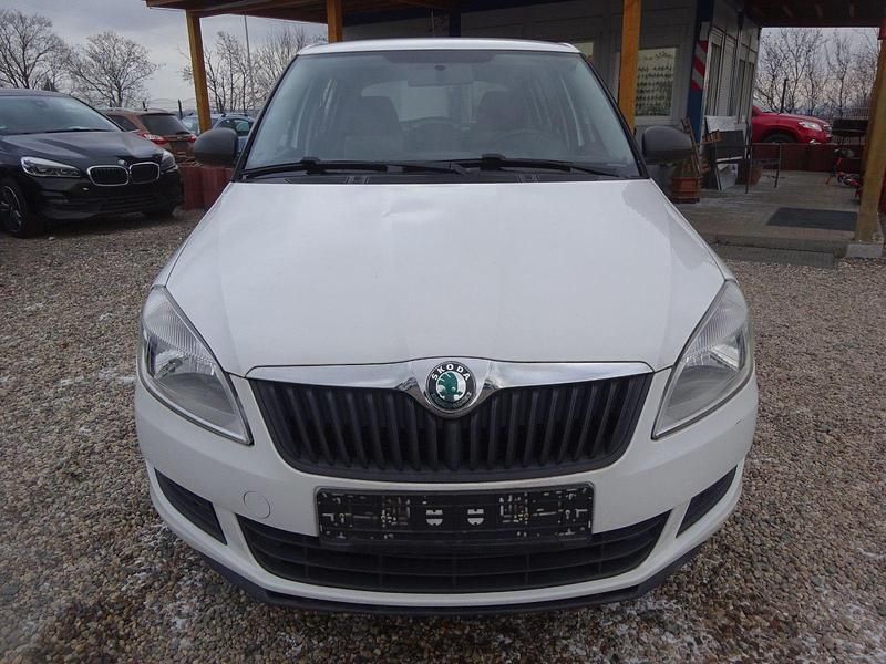 Używany Skoda Fabia 75 KM (55 kW) 2012 Biały Sedan/Limuzyna