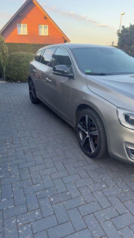 Gebraucht Volvo V60 Summum 181 PS (133 kW) 2015 Beige Kombi