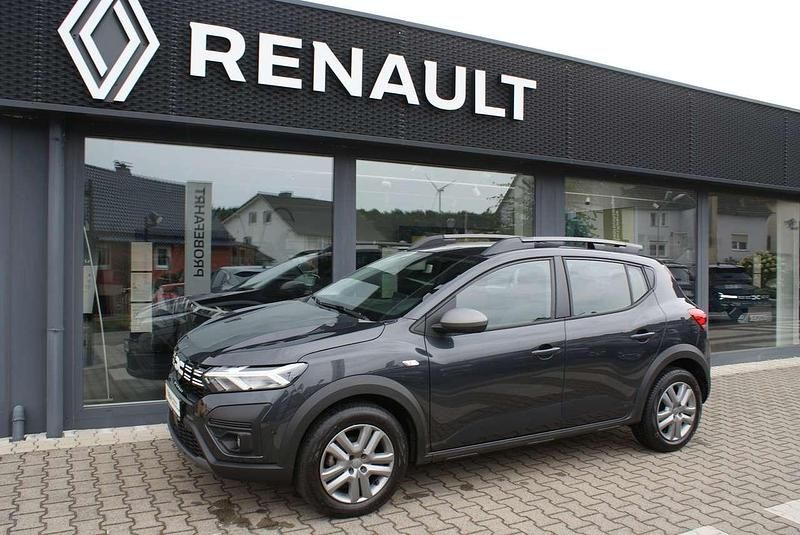 Grau "comete" Gebraucht 2023 Dacia Sandero Stepway Kleinwagen | 14.980 € (Fairer Preis) - Bild 1/4