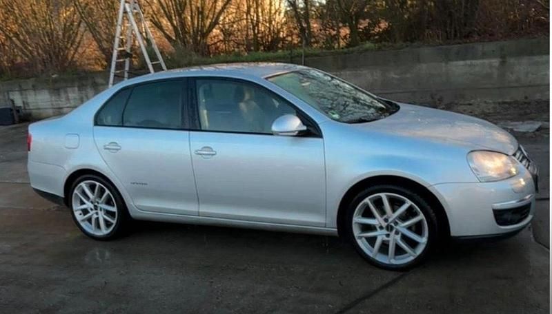 Gebraucht VW Jetta 122 PS (89 kW) 2009 Silber Limousine