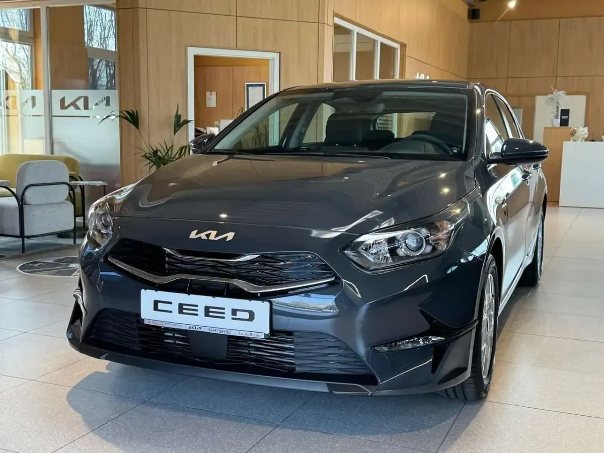 Nowe Kia Ceed 140 KM (102 kW) 2026 Srebrny Hatchback