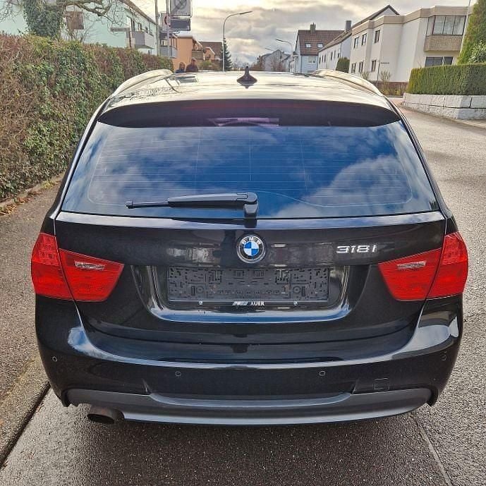 Gebraucht BMW 318 143 PS (105 kW) 2011 Schwarz Kombi