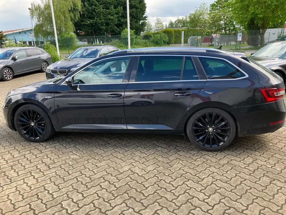 Gebraucht Skoda Superb LAURIN & KLEMENT 220 PS (161 kW) 2017 Schwarzmagic perleffekt Kombi