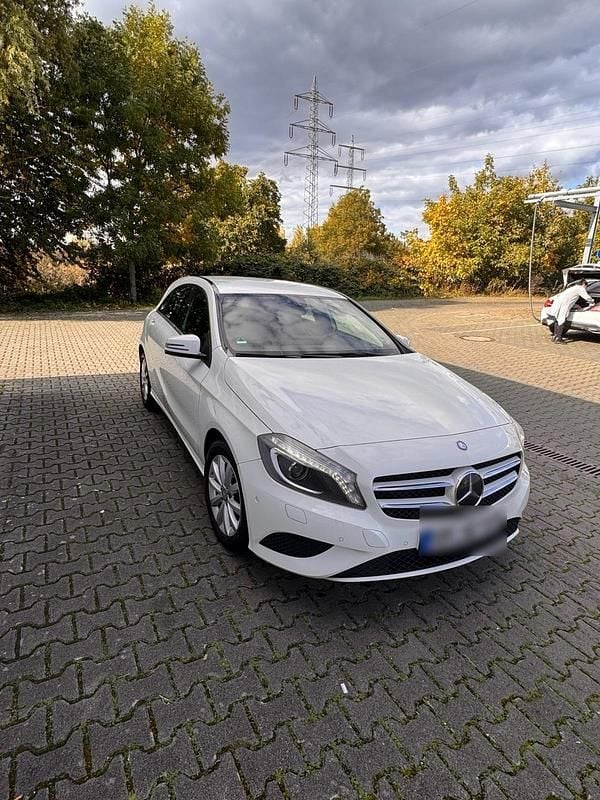 Weiß Gebraucht 2012 Mercedes A200 Limousine | 10.700 € (Fairer Preis) - Bild 1/4