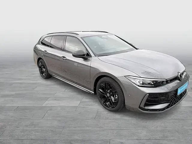 Gebraucht VW Passat R-line 193 PS (141 kW) 2024 Grau Kombi