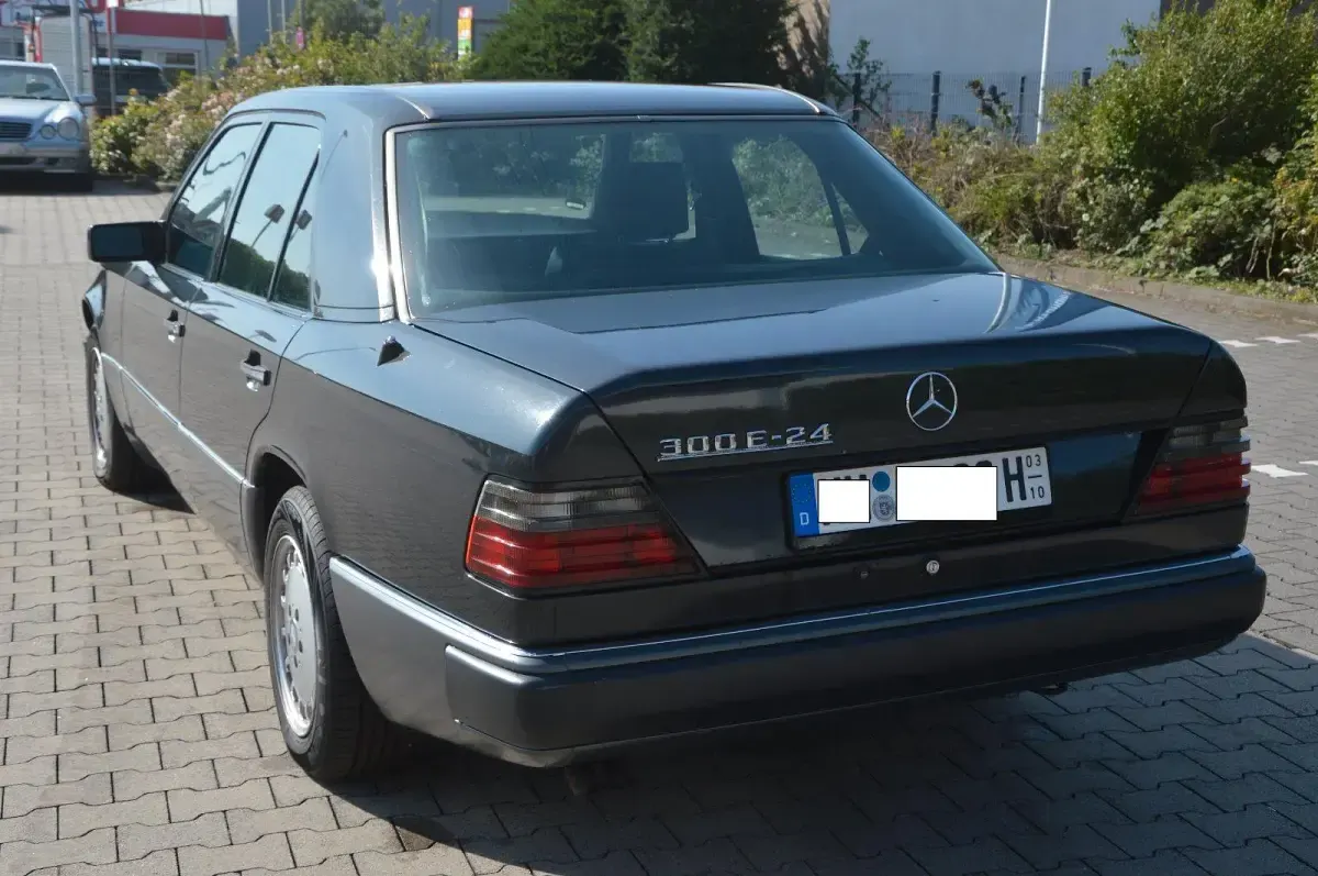 Używany Mercedes E300 220 KM (161 kW) 1990 Czarny Sedan/Limuzyna