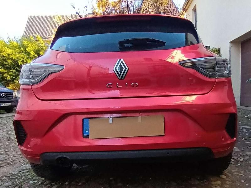 Neu Renault Clio V 91 PS (66 kW) 2025 Rot Limousine