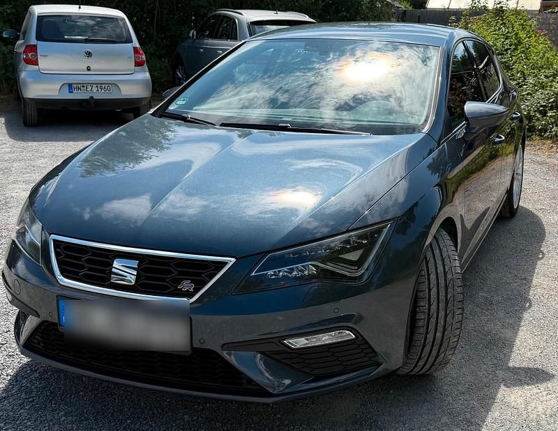 Grau Gebraucht 2019 Seat Leon FR-Line Kleinwagen | 16.500 € (Fairer Preis) - Bild 1/4