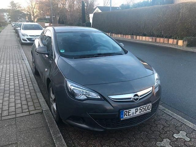 Grau Gebraucht 2013 Opel Astra GTC Limousine | 8.500 € (Etwas zu teuer) - Bild 1/4