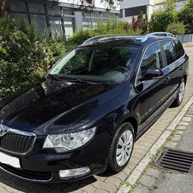 Schwarz Gebraucht 2011 Skoda Superb Kombi | 7.499 € (Fairer Preis) - Bild 1/4