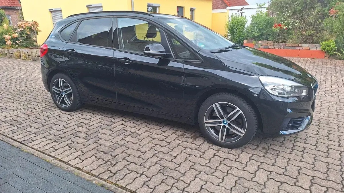 Gebraucht BMW 225 Active Tourer iPerformance 224 PS (164 kW) 2016 Schwarz Van / Kleinbus