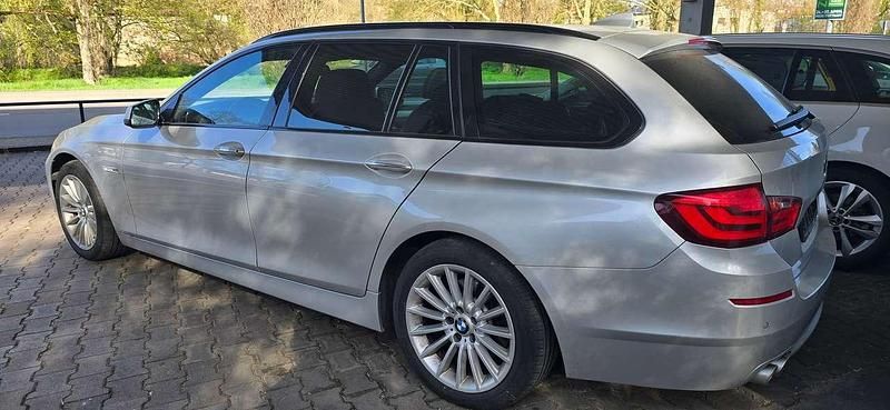 Gebraucht BMW 530 245 PS (180 kW) 2010 Titansilber metallic Kombi