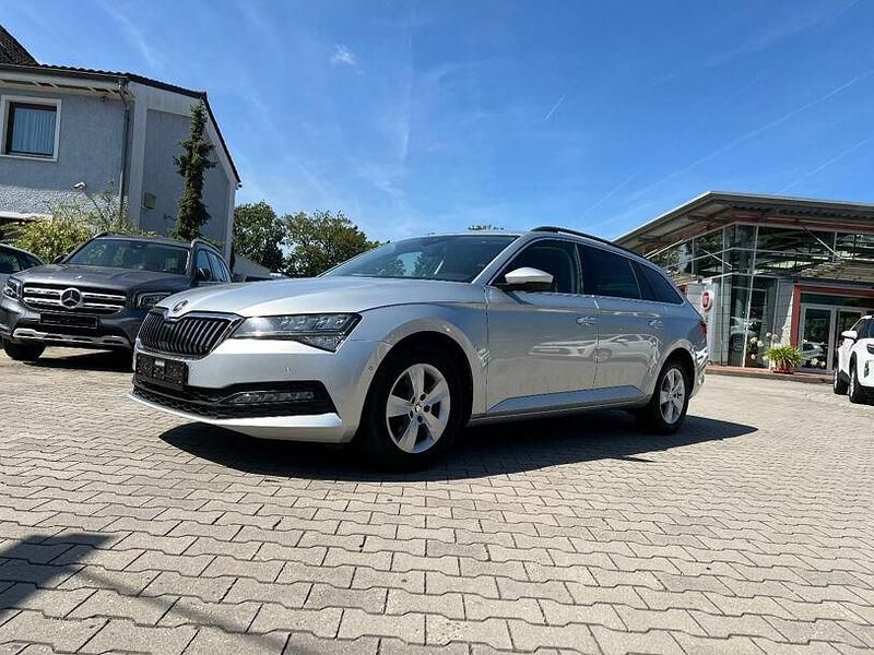 Brilliant silber (metallic) Gebraucht 2021 Skoda Superb Ambition Kombi | 25.990 € (Fairer Preis) - Bild 1/4