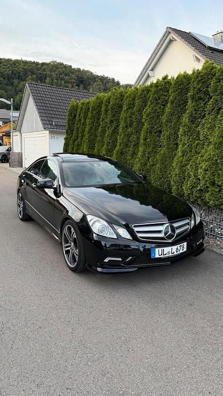 Schwarz Gebraucht 2010 Mercedes E500 AMG Coupé | 16.990 € (Superpreis) - Bild 1/4