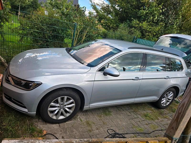 Silber Gebraucht 2017 VW Passat Comfortline Kombi | 11.500 € (Fairer Preis) - Bild 1/4