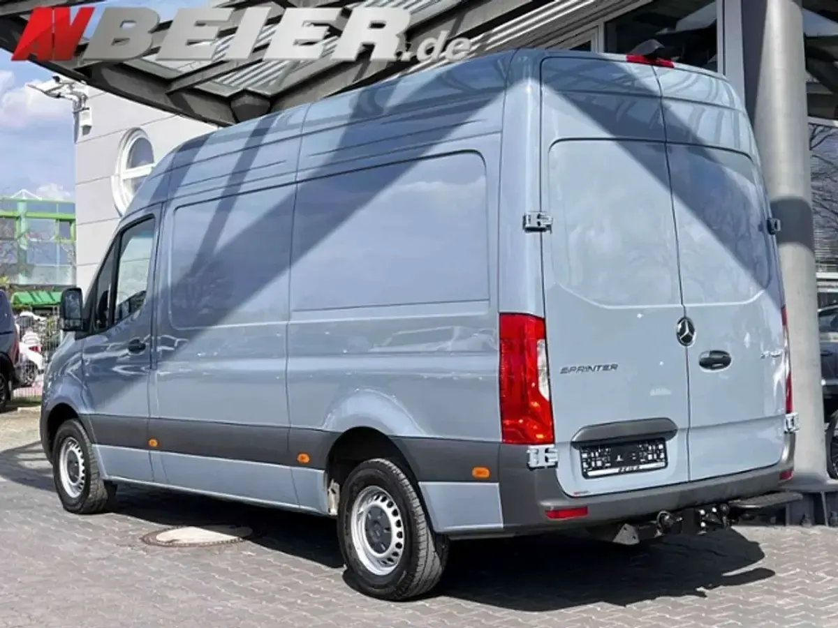 Używany Mercedes Sprinter 170 KM (125 kW) 2025 Szary Van