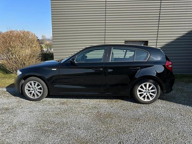 Gebraucht BMW 116 122 PS (89 kW) 2009 Schwarz Kleinwagen