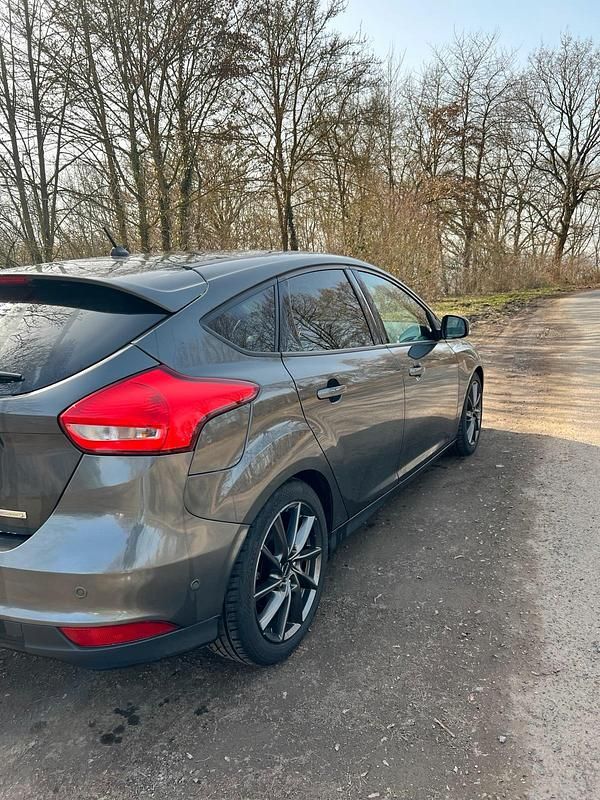 Gebraucht Ford Focus 125 PS (91 kW) 2017 Schwarz Kleinwagen