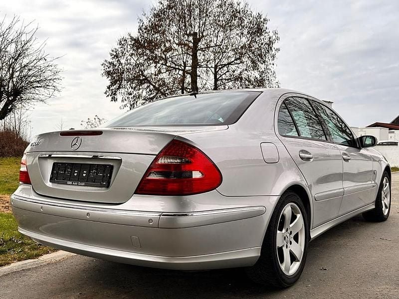 Second-hand Mercedes E500 306 CP (225 kW) 2004 Argintiu Berlinǎ