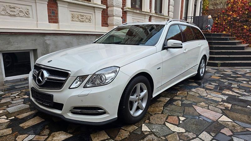 Weiß Gebraucht 2010 Mercedes E200 Avantgarde Kombi | 5.500 € (Superpreis) - Bild 1/4