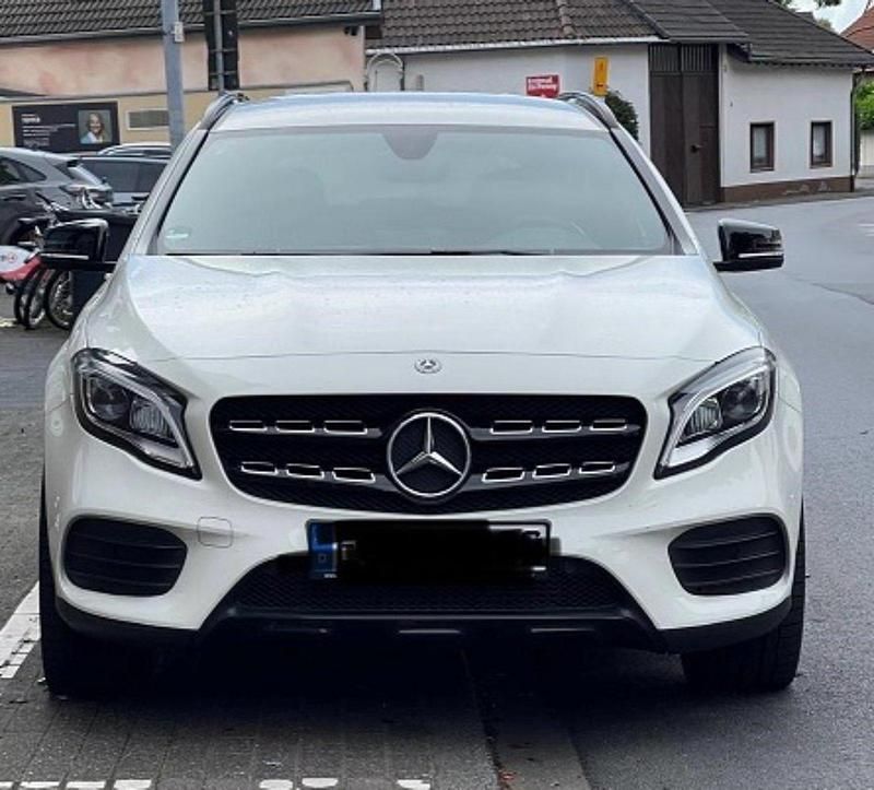 Weiß Gebraucht 2017 Mercedes GLA250 AMG line SUV | 23.500 € (Teuer) - Bild 1/4