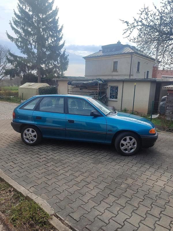 Second-hand Opel Astra 71 CP (52 kW) 1993 Albastru Berlinǎ