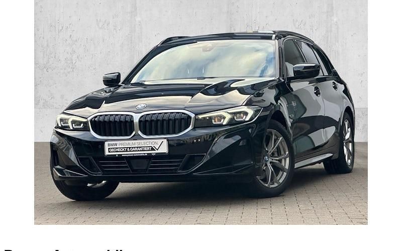 Schwarz Gebraucht 2022 BMW 320e Shadowline Kombi | 27.880 € (Etwas zu teuer) - Bild 1/4