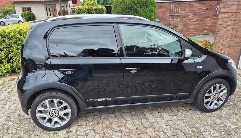 Schwarz Gebraucht 2015 VW cross up! Kleinwagen | 6.600 € (Etwas zu teuer) - Bild 1/4