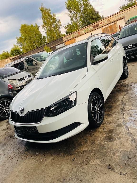 Weiß Gebraucht 2017 Skoda Fabia Ambition Kombi | 9.990 € (Guter Preis) - Bild 1/4