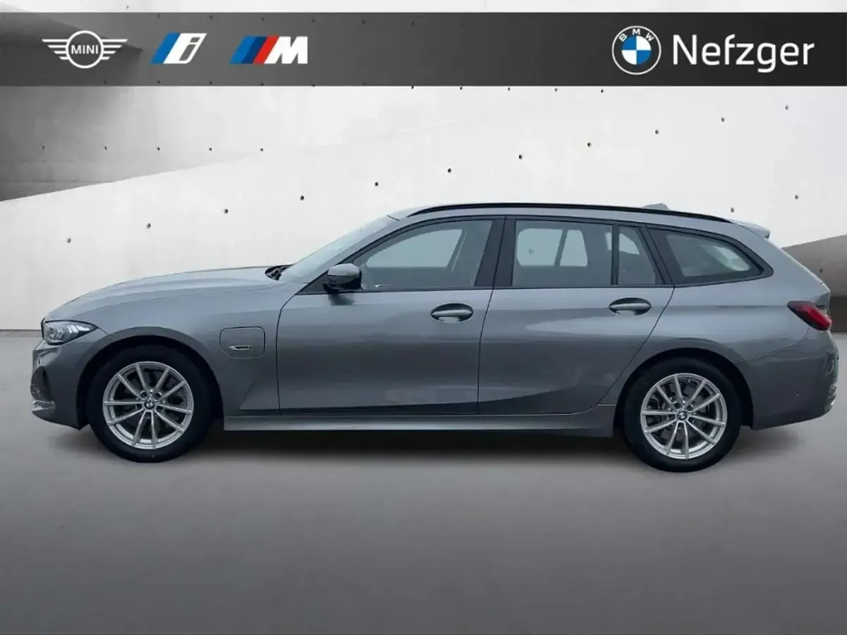 Gebraucht BMW 330e Comfort Edition 292 PS (214 kW) 2022 Skyscraper grau metallic Kombi