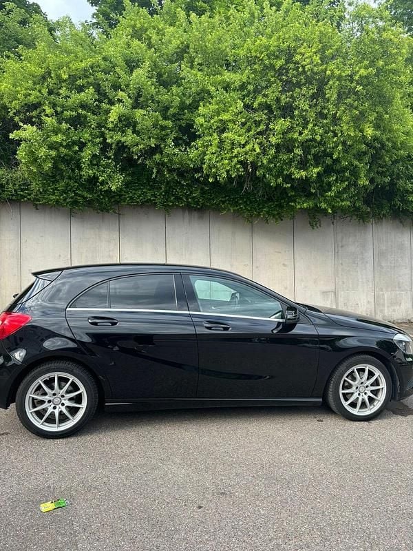 Gebraucht Mercedes A180 122 PS (89 kW) 2014 Schwarz Kleinwagen